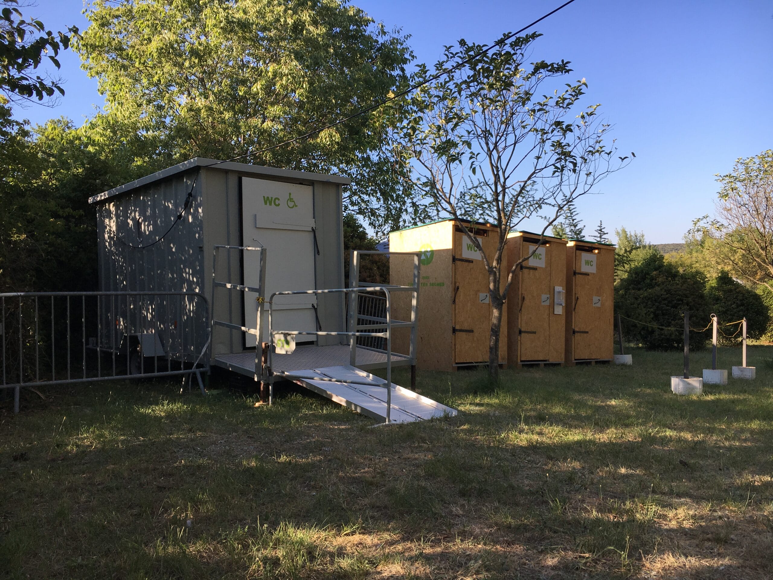 Photo d'une installation de toilettes sèches avec une toilette PMR