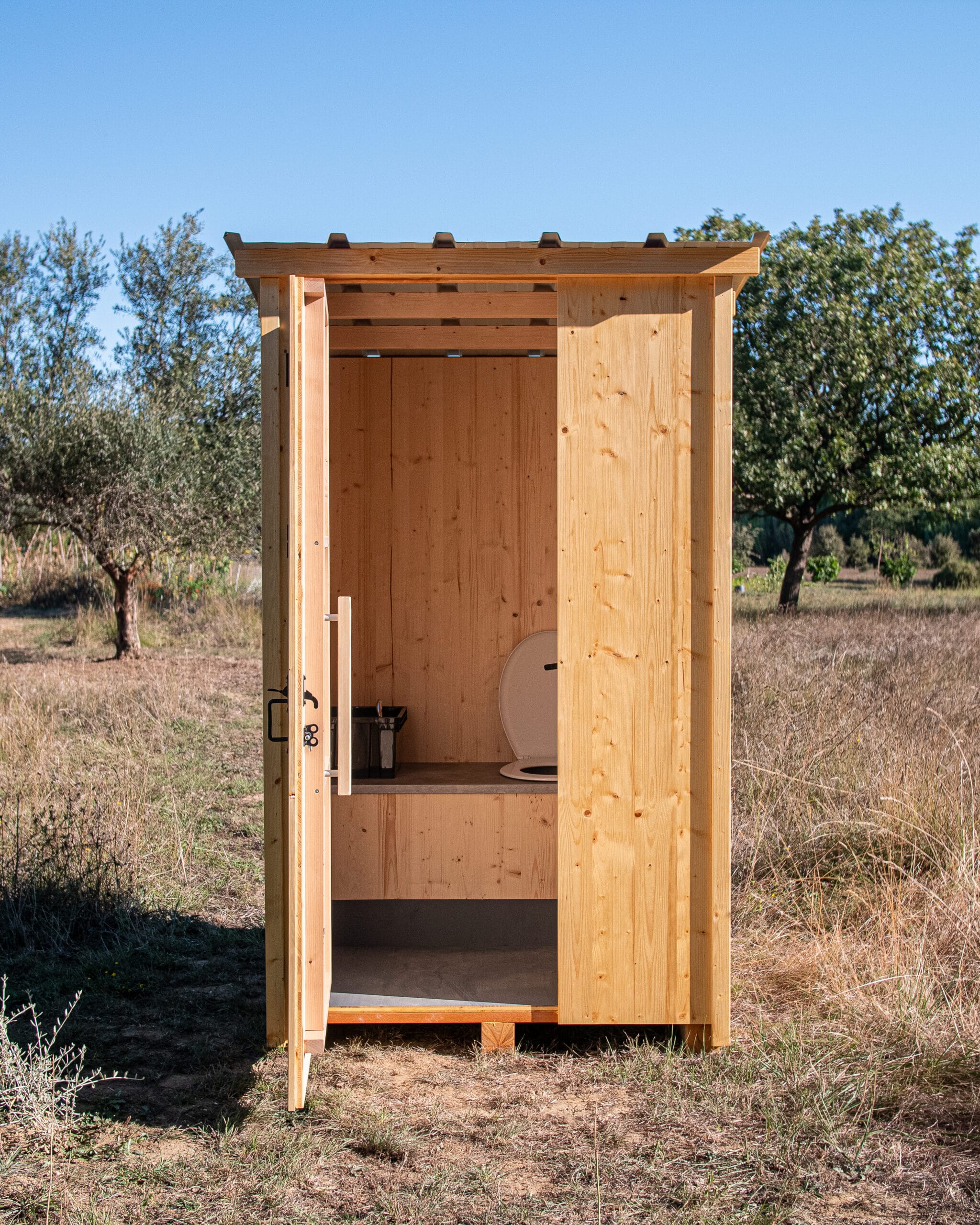 Photo de la magnifique toilette sèche COMPOSTA de chez Sud Toilettes Sèches